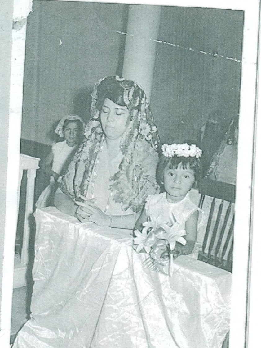 Presentación de 3 años de la niña Mary Tere Limones en compañía de su madrina, Josefina de Salazar, en el año de 1966.