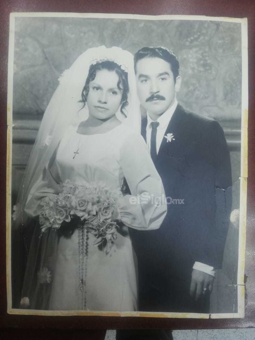 María de los Ángeles Saucedo Rivera y Jesús Gallegos Esparza el 20 de septiembre de 1970, en la iglesia Soledad en Torreón, Coah.