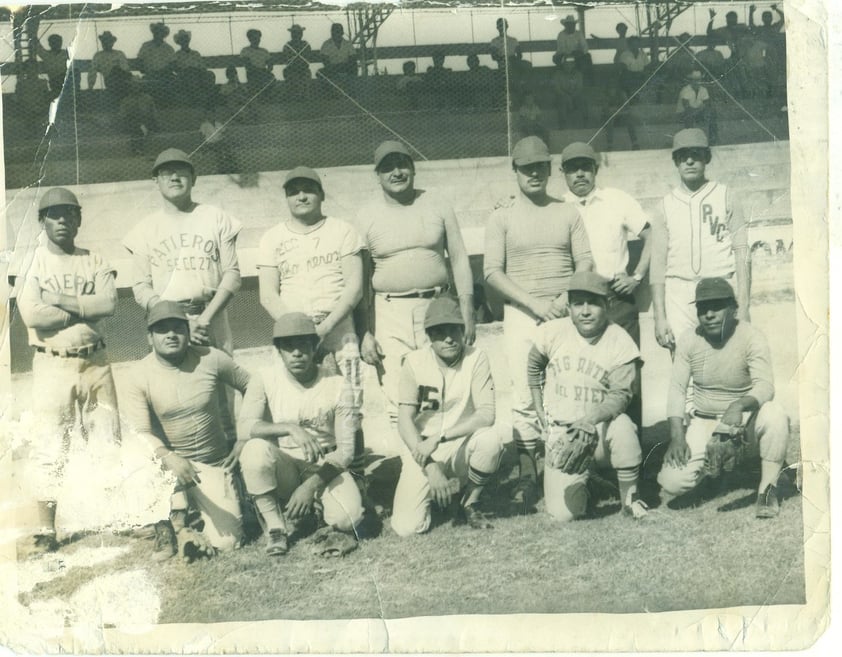 Equipo de béisbol integrado por compañeros que trabajaban en los diferentes departamentos de Ferrocarriles Nacionales de México, en el año de 1967, en el estadio de la Secundaria número 74.