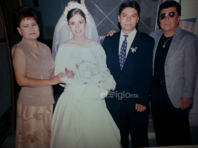 Ana y Sergio el día de su boda acompañados por sus tíos Luz y Pepe en 1999.