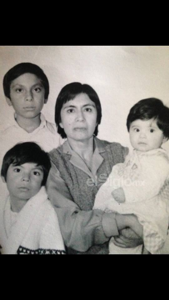 Gloria Rodríguez Guevara acompañada de sus hijos Pablo, Sergio y Bety en 1980.