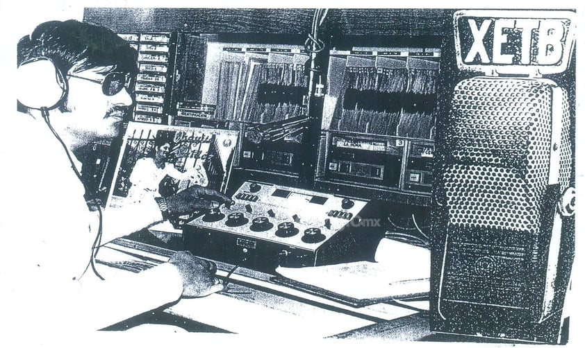 Locutor Antonio Lozoya Pérez transmitiendo en XETB la primera estación radiodifusora en Torreón hace 50 años.