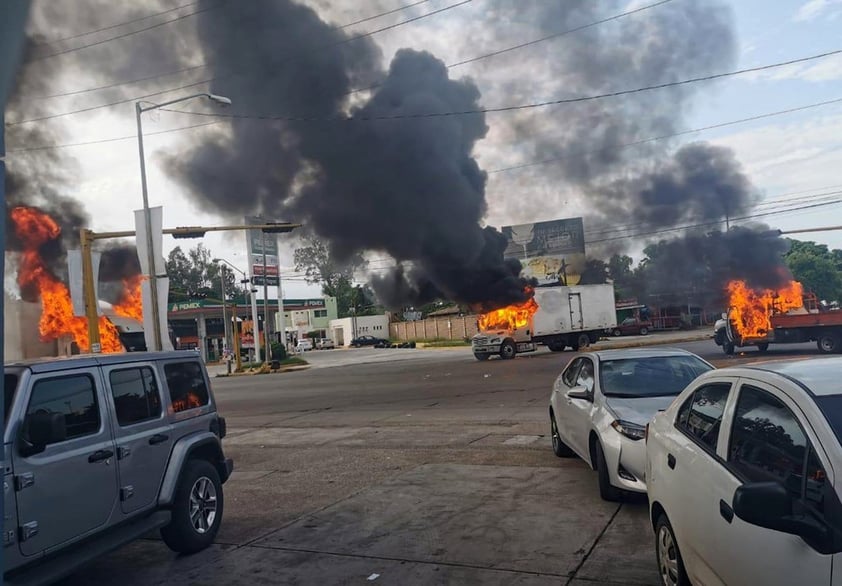 Asimismo, durante la violenta jornada que azotó a Culiacán se produjo una fuga de al menos 20 reos de un centro penitenciario de la localidad.