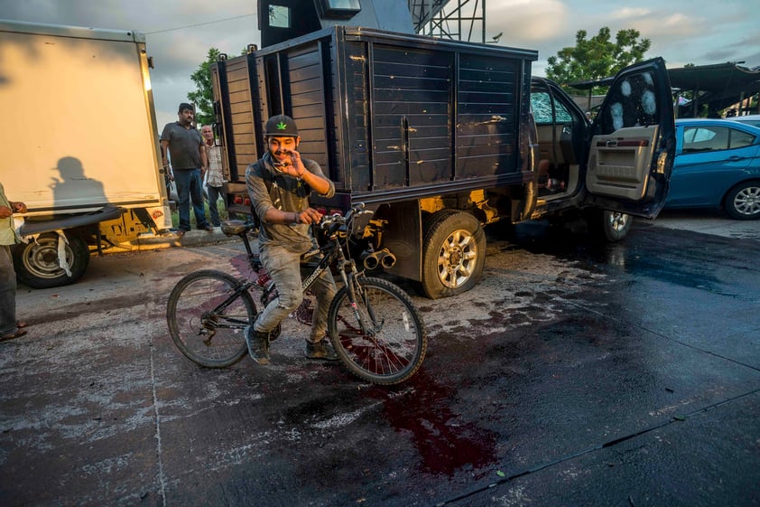 En las redes sociales se difundieron vídeos en los que se veían camionetas con civiles armados y ametralladoras de gran calibre, vehículos quemados en algunas vías y en casetas de peaje en las afueras, una práctica que los grupos del crimen organizado suelen utilizar para impedir la movilidad de las autoridades.