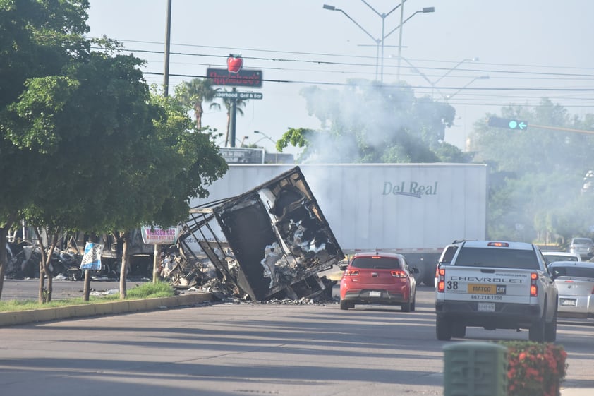 Calles vacías, comercios e industrias cerradas, chatarras de tráileres y camiones todavía humeando en cruces viales importantes, es la imagen de la mañana de este viernes en la ciudad que vivió ayer horas de terror, el cual pudo convertirse en una masacre.