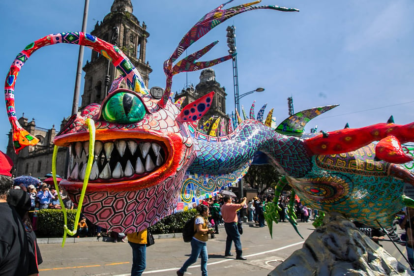 Aspectos del Desfile y concurso de alebrijes monumentales del Museo de Arte Popular que partió del Zócalo al Ángel de la Independencia.