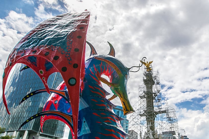 Aspectos del Desfile y concurso de alebrijes monumentales del Museo de Arte Popular que partió del Zócalo al Ángel de la Independencia.