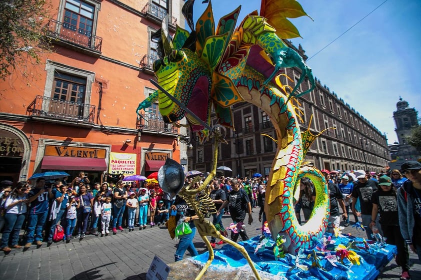 Aspectos del Desfile y concurso de alebrijes monumentales del Museo de Arte Popular que partió del Zócalo al Ángel de la Independencia.