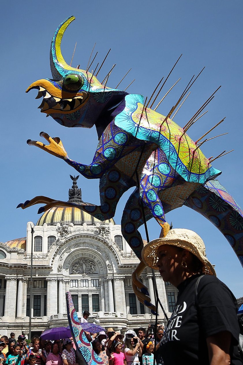 Al menos 3,000 personas fueron la fuerza que movilizó los vehículos donde se instalaron estas figuras ante la algarabía de una valla formada por casi 40,000 personas.