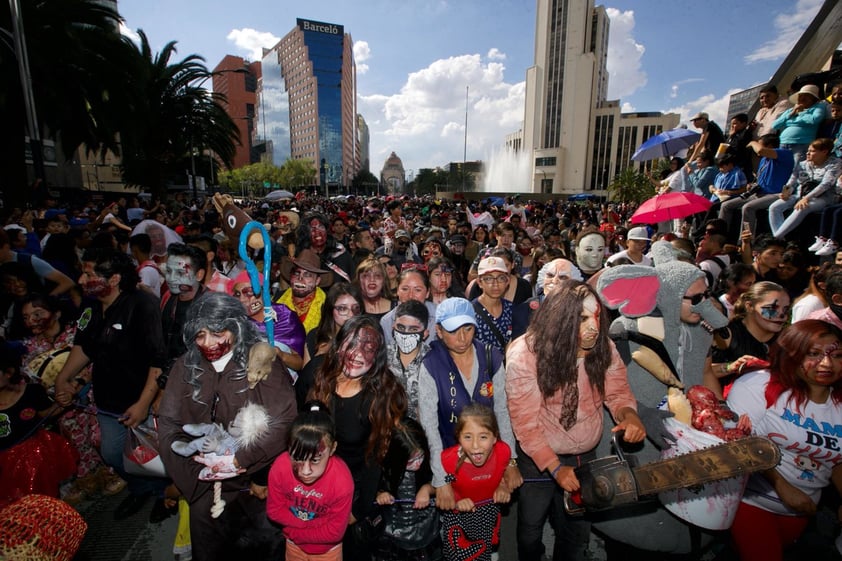 Aspectos de la Marcha Zombie que se realizó del Monumento a la Revolución al Zócalo.