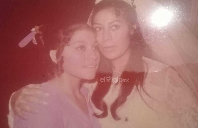 Hermanas Emilia y Carmen Calderillo Acosta, hace décadas.