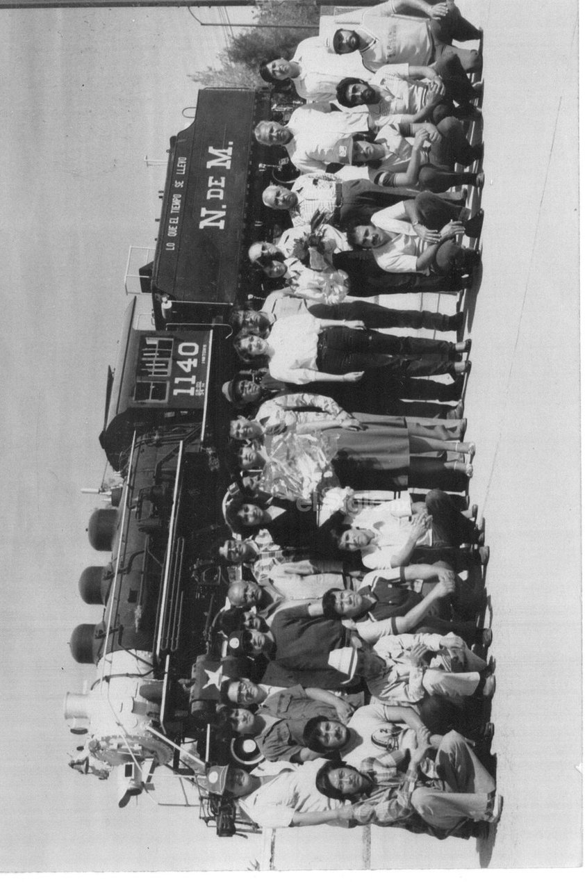 El siete de noviembre de 1981, la máquina 1140 frente a la estación y el personal administrativo de transporte y vía. “El Charro”, Mario Pérez Clemente, J. Manuel Calderón, Norma Calderón, Sergio Sotelo, Juan López, Diego Luna, Carlos
Rubio, Ricardo Castellanos, Ernesto Parrilla, J. Garay “Guazón”, “el Jalapeño”, Gregorio Bolado, Esteban Castellanos, J. Monsiváis, Marcelino Tonche, Rivas Tinoco, Antonio Rodríguez y Juan Pérez.