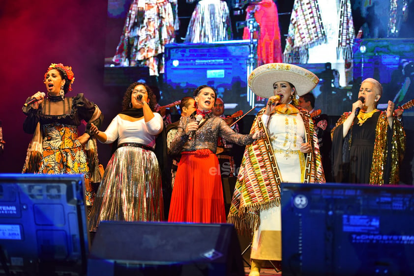 Y ante el barullo, las luces perdieron intensidad y se anunció la tercera llamada para el concierto homenaje titulado Chavela y sus mujeres, esto en el marco del Festival Internacional Julio Torri 2019.