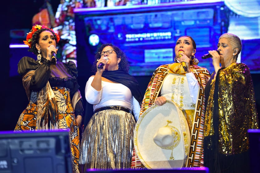 Eugenia retomó la melodía en vivo. Y lo que representan un himno para la 'Dama del poncho rojo', fue recitada por las voces que se unieron en una misma, pues Aída, Regina y Marisoul, resurgieron en el escenario para cantar todas juntas.