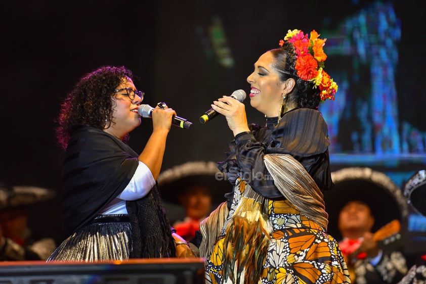 Luego Marisoul unió su voz a la de Orozco para sacar del pecho la melodía Piensa en mí, esto ante las almas de los bohemios que sentados en sillas y en el pavimento de la explanada disfrutaron de cada segundo de su actuación.