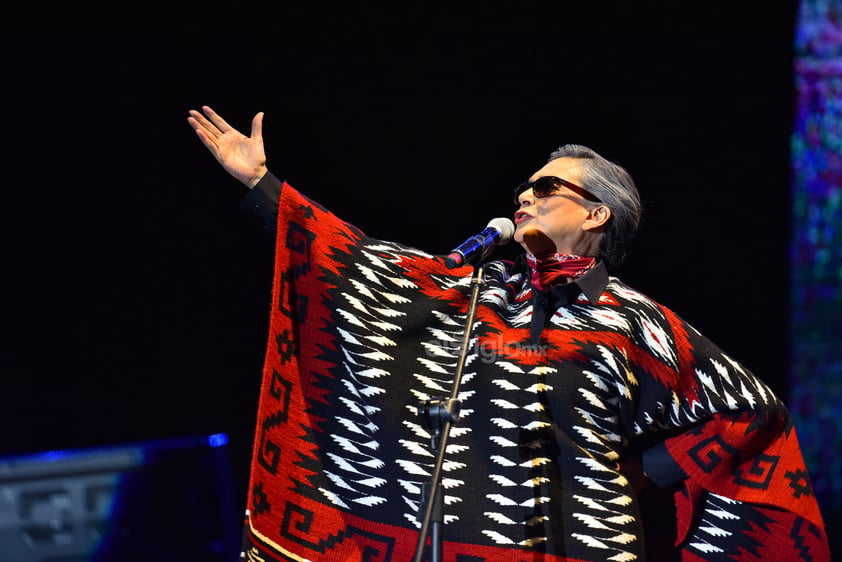 De pronto la cantante Ofelia Medina envuelta en un jorongo con el alma de Chavela Vargas se apareció en el escenario para realizar una presentación personificada de la intérprete que aunque nació en Costa Rica alguna vez recitó que ' los mexicanos nacían donde les daba la chingada gana'.