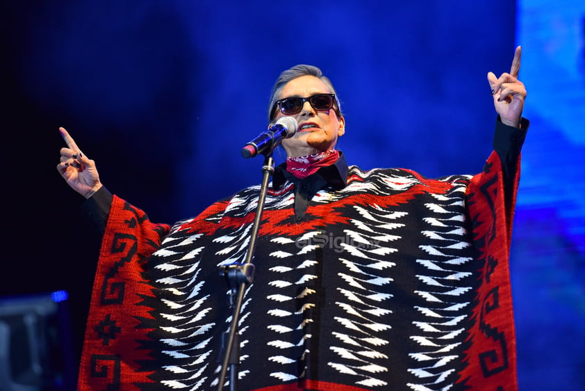 Ofelia encarnada de Chavela llegó de donde viene su amigo el viento para pronunciar palabras que la Dama del poncho rojo alguna vez mencionó en vida. Fue un 5 de agosto del 2012 que la Vargas se dejó seducir por su amiga la muerte y se fue en una barca que no tuvo regreso.