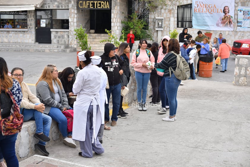 Ni el frío que se presentó durante este viernes detuvo el fervor de quienes asistieron a esta celebración religiosa, en donde estuvieron presentes de niños hasta adultos mayores.