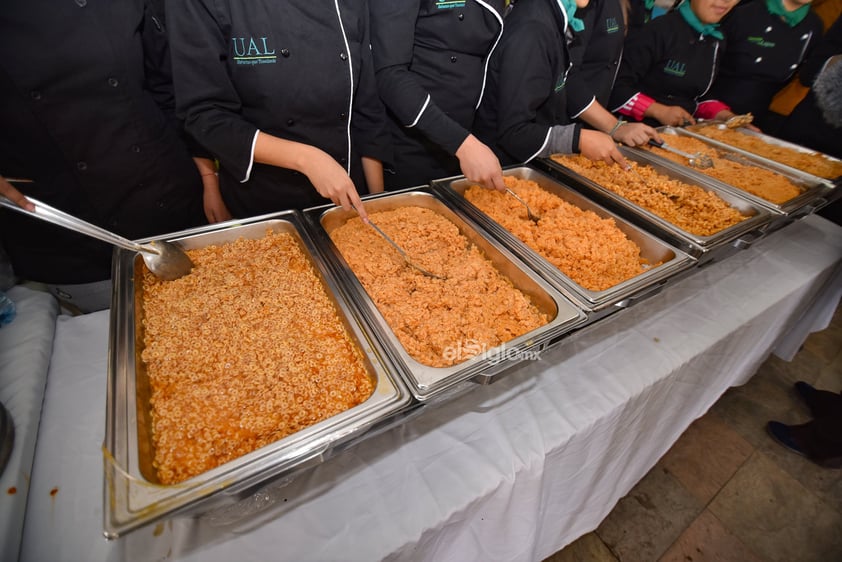 En esta ocasión se realizaron 40 kilos de carne de cerdo por cada institución, es decir 320 kilos en total, más las siete sopas,