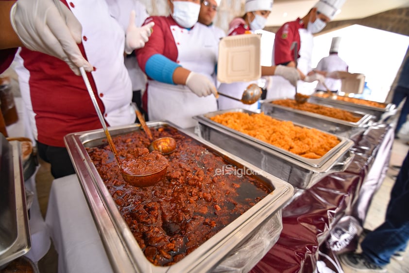 En esta ocasión se realizaron 40 kilos de carne de cerdo por cada institución, es decir 320 kilos en total, más las siete sopas,