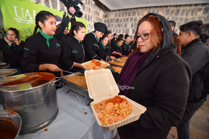 Sopas cocinadas con el estilo de cada institución educativa, al igual que el asado con diferentes tonalidades pero con un sabor exquisito, fue lo que los estudiantes de gastronomía de dichos centros de estudio ofrecieron en este día.