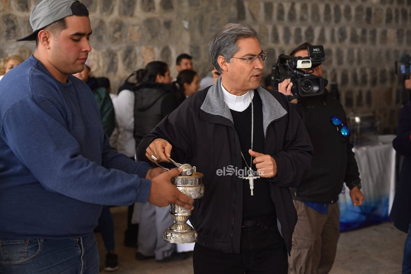 Fue en punto de las 13:00 horas, cuando el obispo de Torreón, inició bendiciendo las reliquias que serían compartidas con la ciudadanía en ese día, para que posteriormente comenzarán a ingresar los feligreses, quienes se encontraban formados con sus recipientes para que les fuera servido el tradicional platillo lagunero.