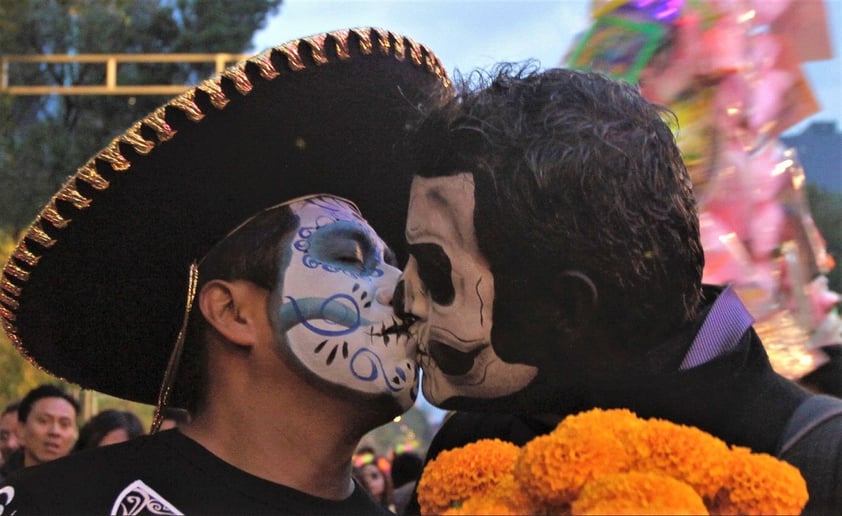 Aspectos de la Megaprocesión de Catrinas, que partió de la glorieta del Ángel de la Independencia rumbo al Zócalo capitalino, como parte de las actividades de Día de Muertos.