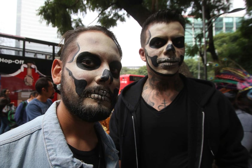 Aspectos del maquillaje de Catrinas que se realiza en la glorieta del Ángel de la Independencia previo la Megaprocesión de Catrinas que llegará al Zócalo capitalino.