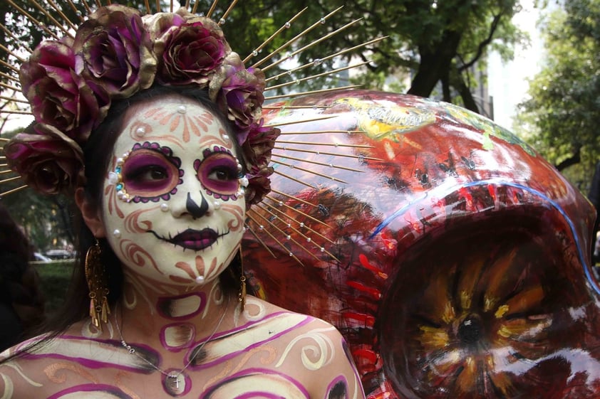 Aspectos del maquillaje de Catrinas que se realiza en la glorieta del Ángel de la Independencia previo la Megaprocesión de Catrinas que llegará al Zócalo capitalino.