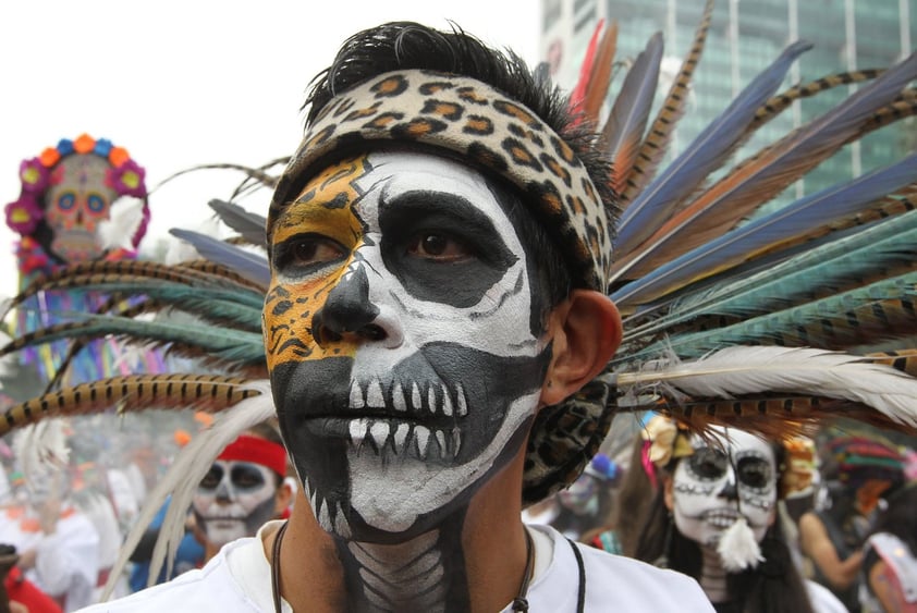 Aspectos de la Megaprocesión de Catrinas, que partió de la glorieta del Ángel de la Independencia rumbo al Zócalo capitalino, como parte de las actividades de Día de Muertos.