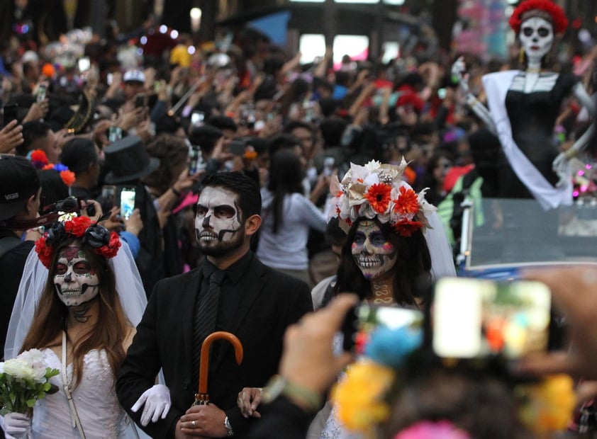 Aspectos de la Megaprocesión de Catrinas, que partió de la glorieta del Ángel de la Independencia rumbo al Zócalo capitalino, como parte de las actividades de Día de Muertos.