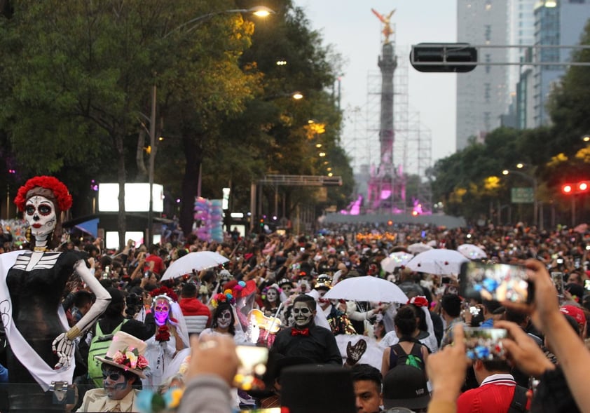 Aspectos de la Megaprocesión de Catrinas, que partió de la glorieta del Ángel de la Independencia rumbo al Zócalo capitalino, como parte de las actividades de Día de Muertos.