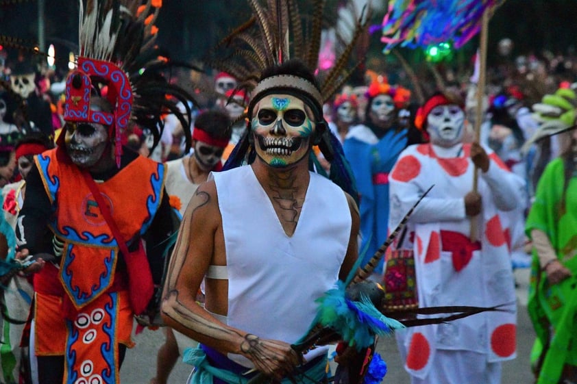 Aspectos de la Megaprocesión de Catrinas, que partió de la glorieta del Ángel de la Independencia rumbo al Zócalo capitalino, como parte de las actividades de Día de Muertos.