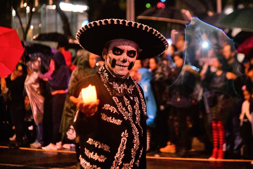 Aspectos de la Megaprocesión de Catrinas, que partió de la glorieta del Ángel de la Independencia rumbo al Zócalo capitalino, como parte de las actividades de Día de Muertos.