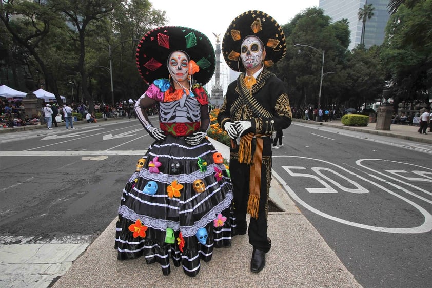 Aspectos del maquillaje de Catrinas que se realiza en la glorieta del Ángel de la Independencia previo la Megaprocesión de Catrinas que llegará al Zócalo capitalino.