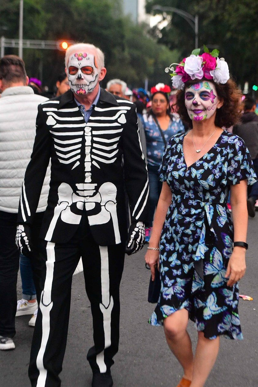 Aspectos de la Megaprocesión de Catrinas, que partió de la glorieta del Ángel de la Independencia rumbo al Zócalo capitalino, como parte de las actividades de Día de Muertos.