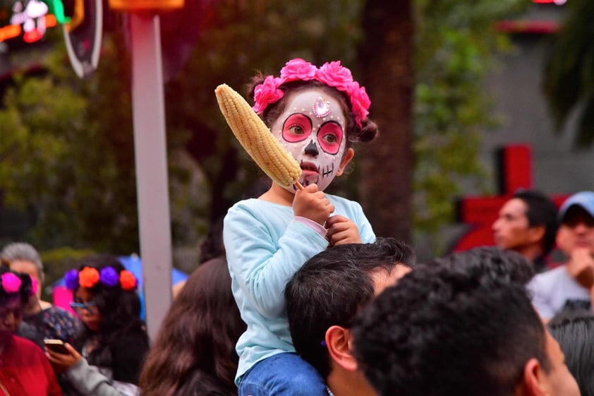 Aspectos de la Megaprocesión de Catrinas, que partió de la glorieta del Ángel de la Independencia rumbo al Zócalo capitalino, como parte de las actividades de Día de Muertos.