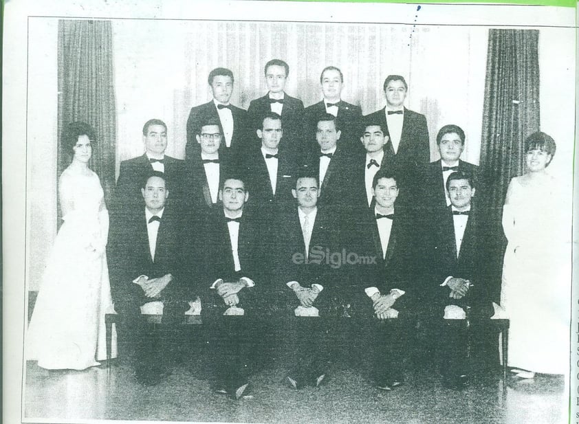 Integrantes de la tercera generación de la Escuela de Comercio y Administración de Torreón en 1964. C.P. Juan Antonio Luna López, LAE Víctor Esteban López, C.P. Fernando López Nava y C.P. Ernesto Luján, C.P Ma. Teresa Leal Franco, LAE Guillermo Flores Martínez, C.P. Alfonso Mijares Contreras, C.P. Abrham Laorden Cabeza, C.P Efrén Viesca González (f), C.P Héctor Ibáñez Jiménez, C.P. José Manuel Cano Hernández y C.P Lilia Amparo Sáenz Peña, LAE Rubén Héctor García Martínez (f), C.P. Jorge Anaya Rojo, C.P. Gabriel Ceniceros Vázquez (padrino de la generación, C.P. Óscar
Ebard Ramírez y C.P Luis de La Rosa Córdova, Presidente de la generación.