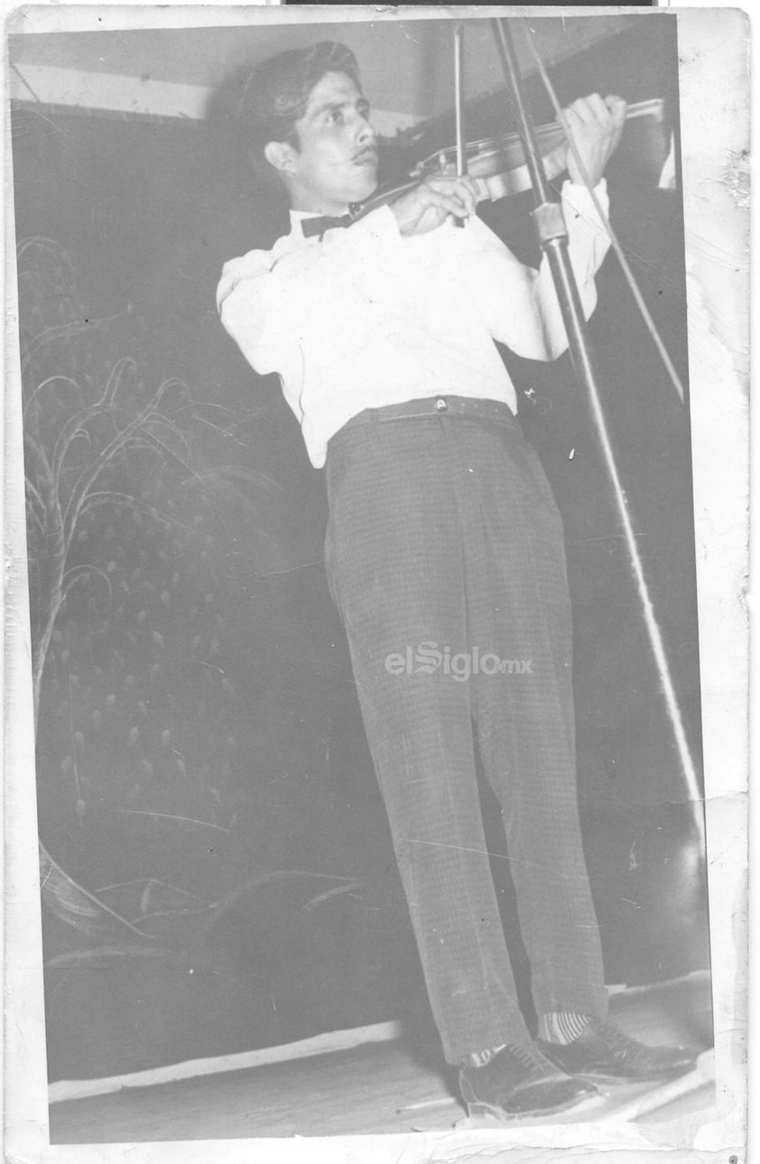 Hilario Chávez Contreras estudiando violín en el año de 1959.