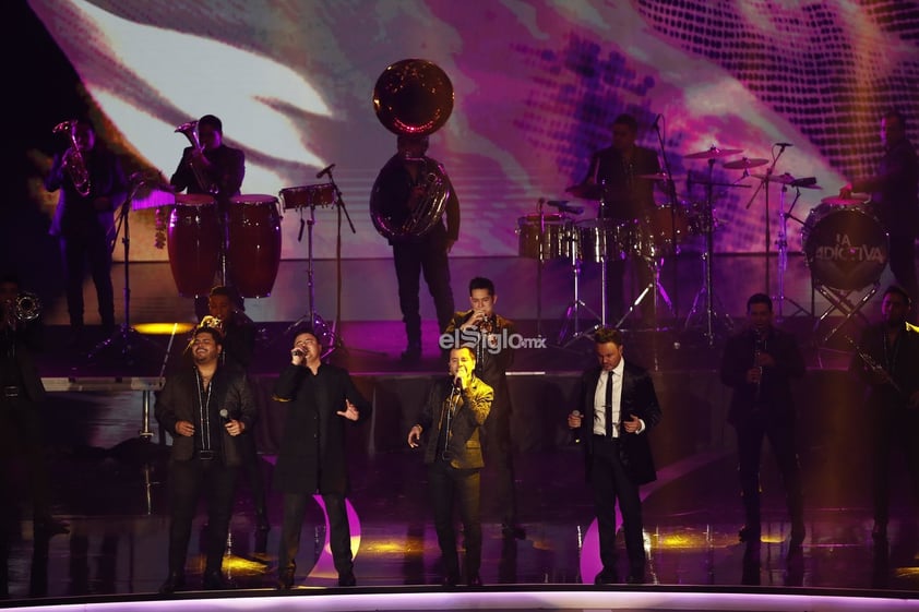 Integrantes de la banda la Adictiva y Río Roma actúan durante la entrega de los premios 'Las Lunas del Auditorio 2019'.