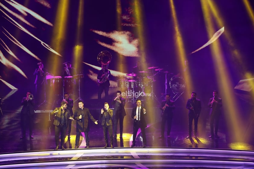 Integrantes de la banda la Adictiva y Río Roma actúan durante la entrega de los premios 'Las Lunas del Auditorio 2019'.