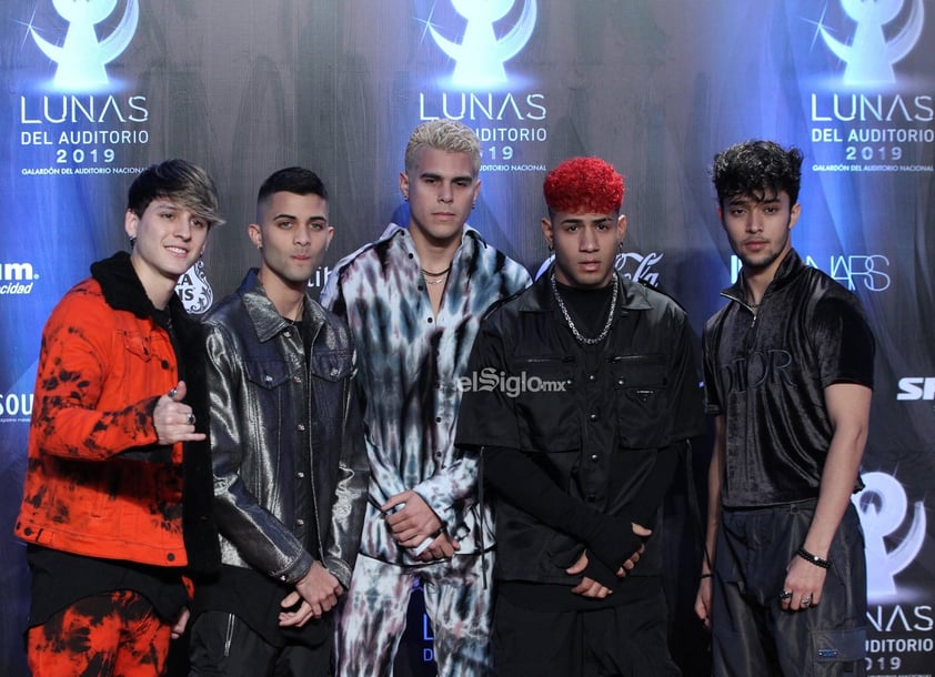 El grupo CNCO posa en la alfombra roja de los premios 'Las Lunas del Auditorio 2019'.