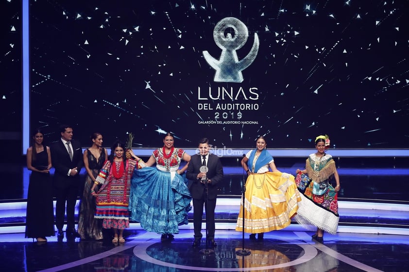 Integrantes de la Guelaguetza reciben el galardón por Danza Tradicional durante la entrega de los premios 'Las Lunas del Auditorio 2019'.