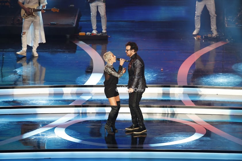 La cantante española Ana Torroja y el mexicano Aleks Syntek (d) actúan durante la entrega de los premios 'Las Lunas del Auditorio 2019'.