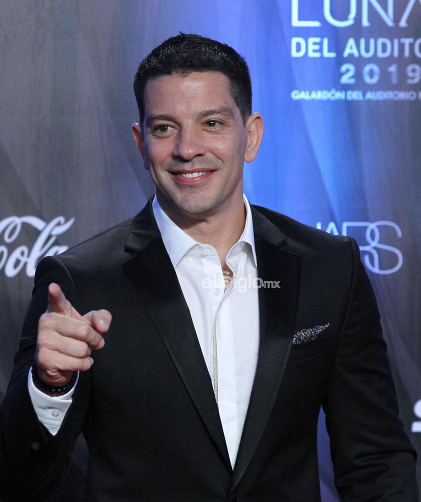 El cantante Yahir posa en la alfombra roja de los premios 'Las Lunas del Auditorio 2019'.