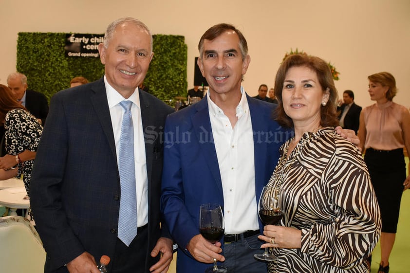 01112019 DISFRUTAN DE INAUGURACIóN ESCOLAR.  Makluff, Darío y Pilar.