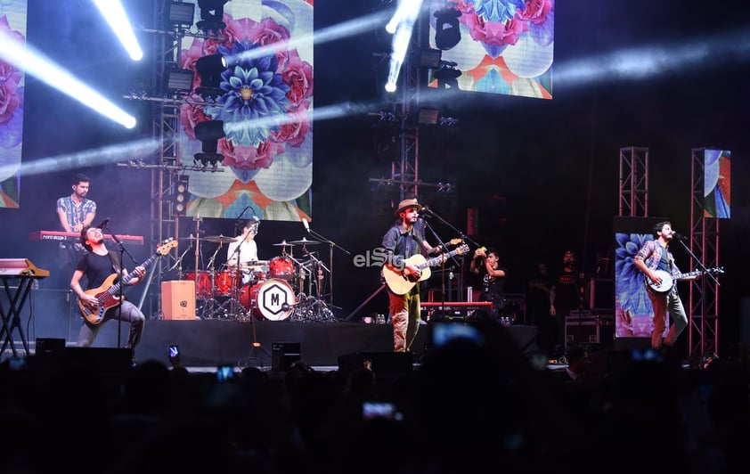 Siendo las 21:20 horas, los colombianos se apoderaron del escenario.