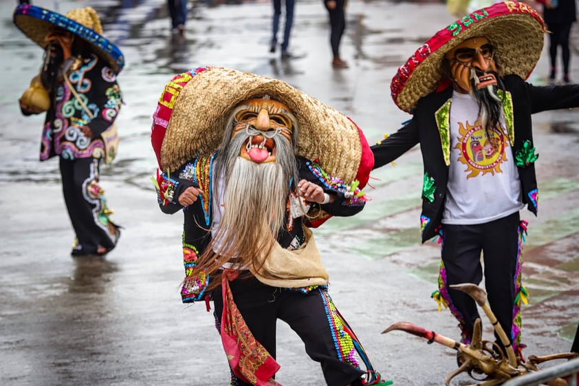 Aspectos del Mega desfile de Día de Muertos de la Ciudad de México, que inició en la Estela de Luz sobre Paseo de la Reforma y llegó al Zócalo capitalino.