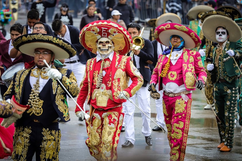 El desfile marcó el cenit de las diversas actividades que el Gobierno de Ciudad de México auspicia desde el 19 de octubre con motivo del Día de Muertos 2019, entre ellas exposiciones, conferencias, obras teatrales y ofrendas. Entre estas últimas destaca el 'Altar de altares', instalado el viernes en el Zócalo.