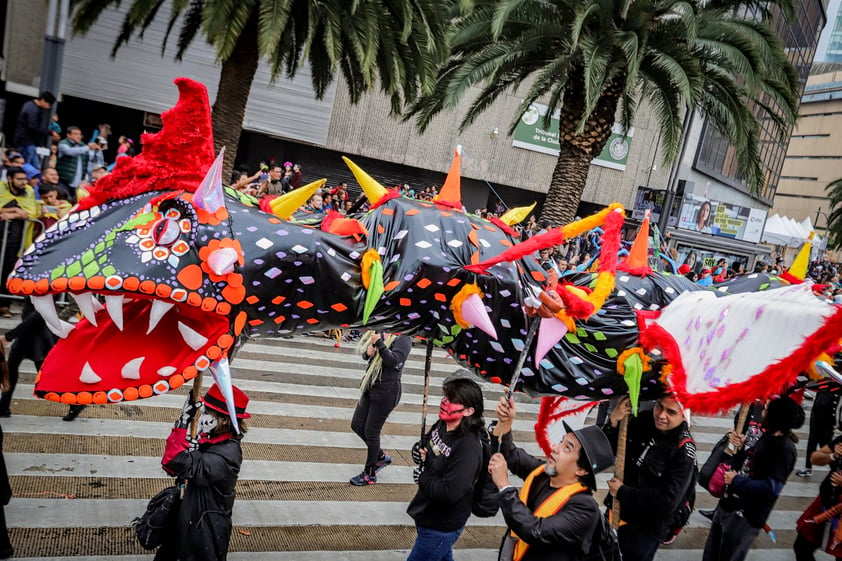 También desfilaron enormes alebrijes, expresiones artesanales originarias de México que se fabrican con la técnica de la cartonería, pintadas con colores alegres y que generalmente representan seres fantásticos conformados por elementos de distintos animales reales e imaginarios.